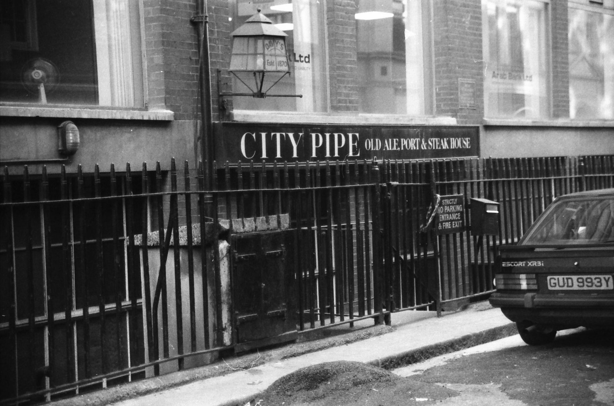City Pipe London EC2 taken in Feb 1989.. (Pub, External). Published on 12-03-2019