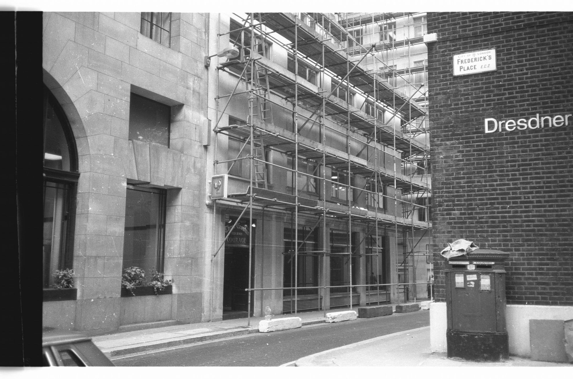 Three Crowns London EC2 taken in July 1985.. (Pub, External). Published on 12-03-2019