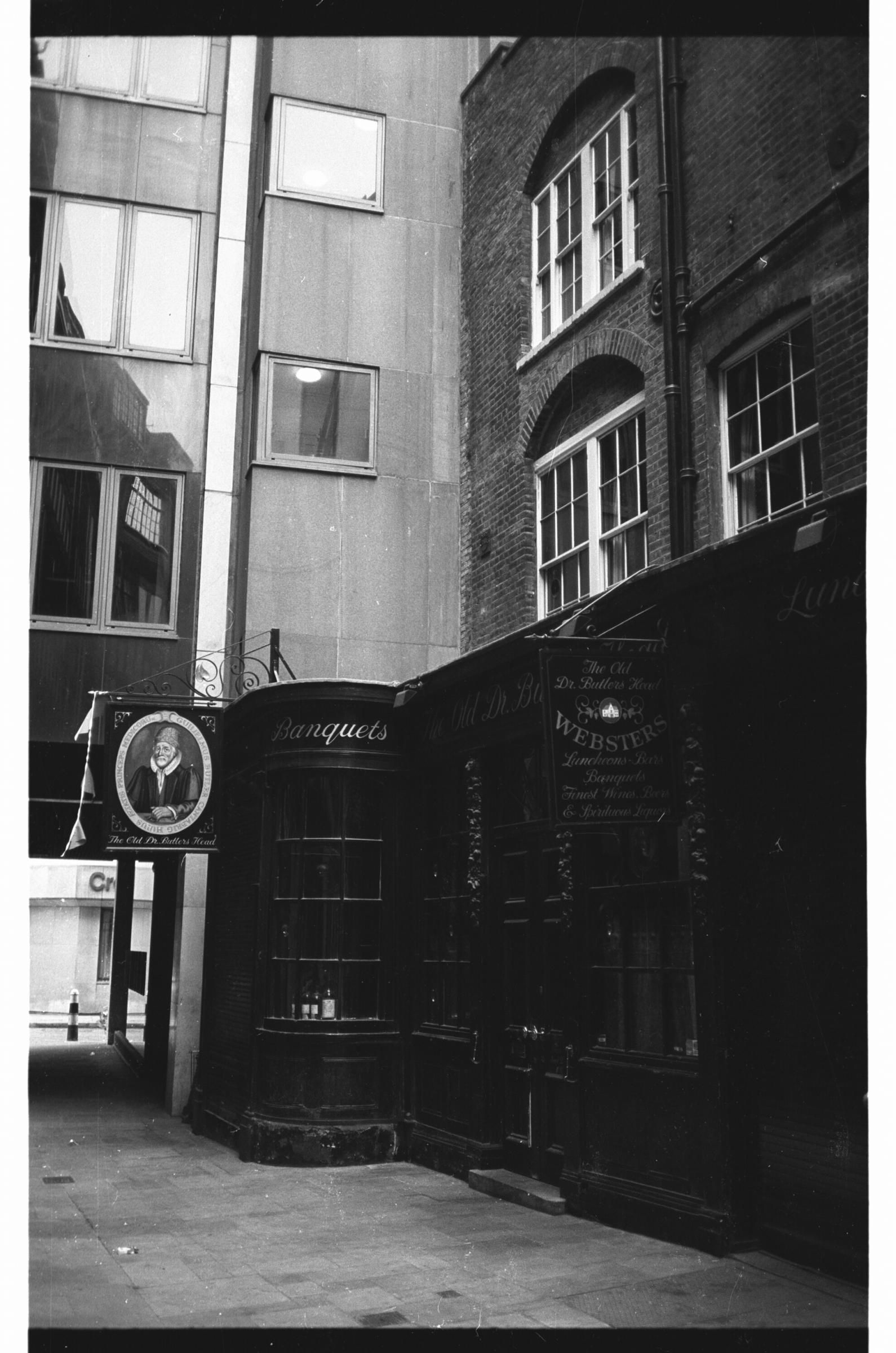 Dr Butlers Head London EC2 July 1985.. (Pub, External). Published on 12-03-2019