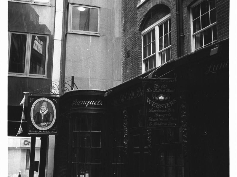 Dr Butlers Head London EC2 July 1985.. (Pub, External). Published on 12-03-2019 