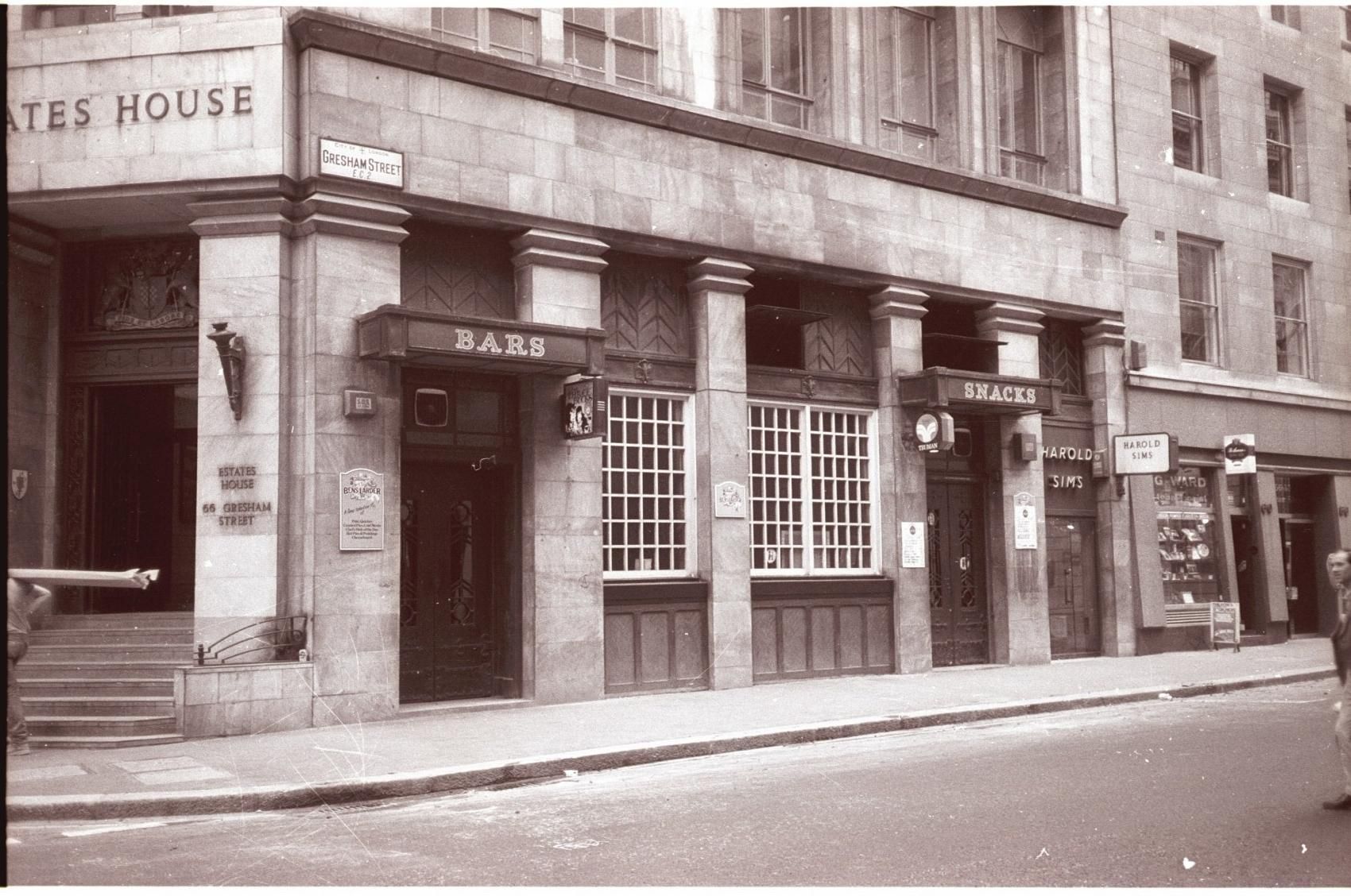 Three Bucks London EC2 taken in July 1985.. (Pub, External). Published on 12-03-2019
