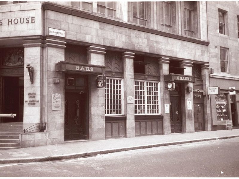 Three Bucks London EC2 taken in July 1985.. (Pub, External). Published on 12-03-2019