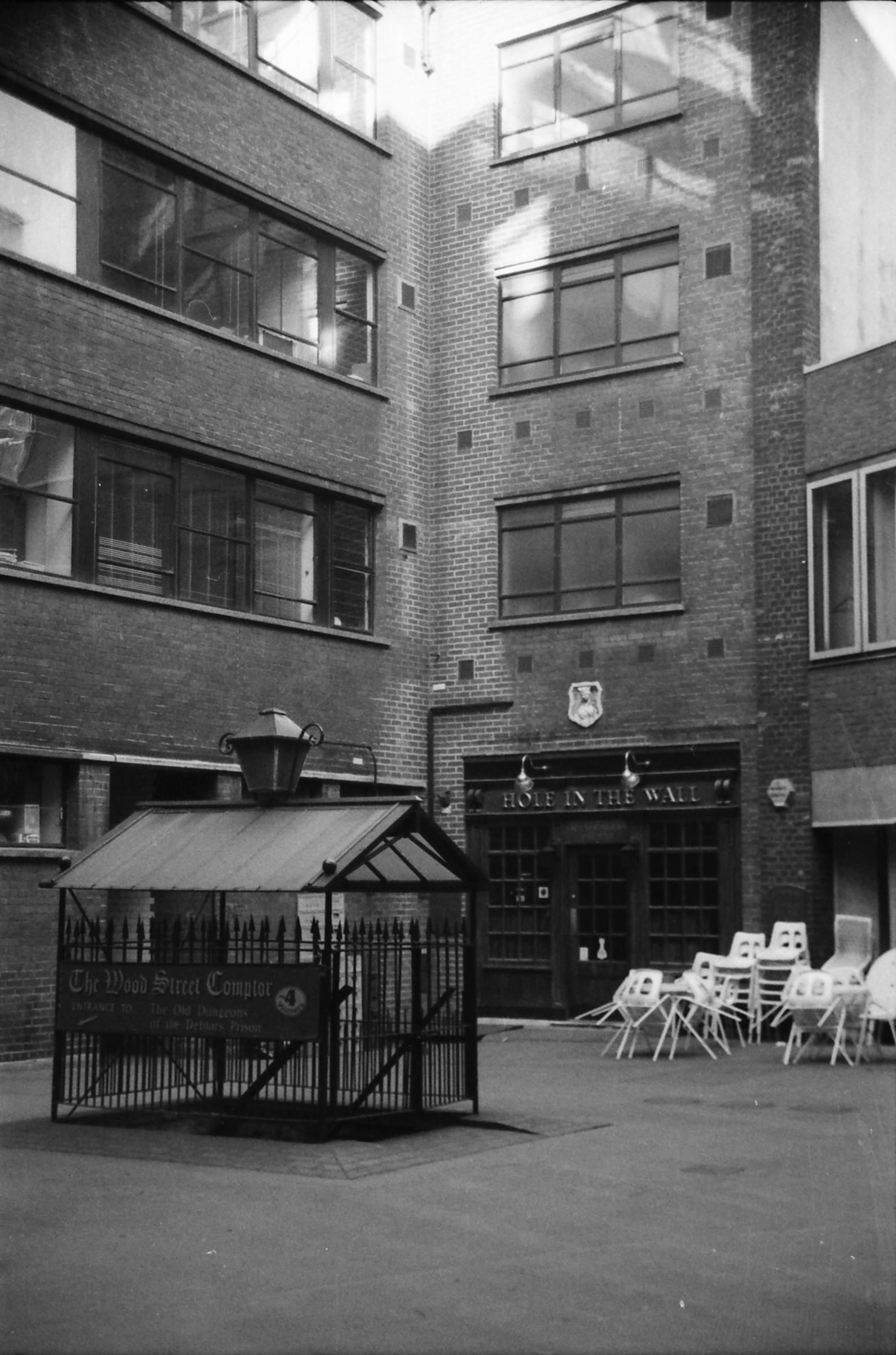 Hole In The Wall London EC2 taken in 1989.. (Pub, External). Published on 12-03-2019