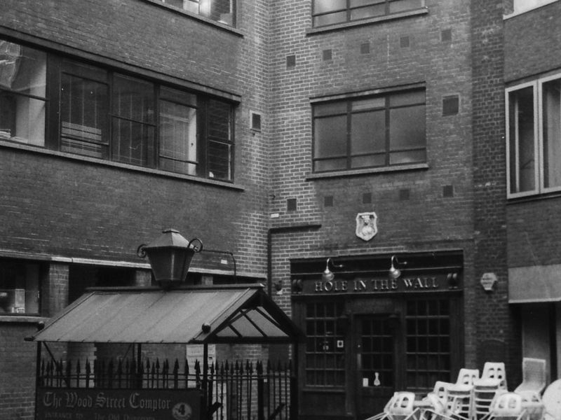 Hole In The Wall London EC2 taken in 1989.. (Pub, External). Published on 12-03-2019