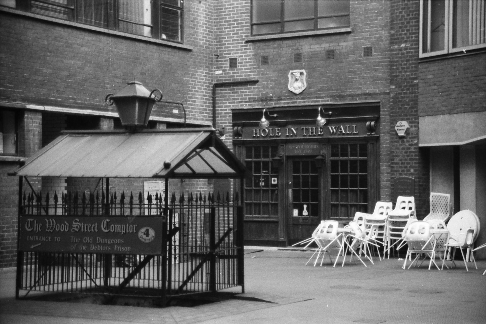 Hole In The Wall London EC2 taken in Feb 1989.. (Pub, External). Published on 12-03-2019