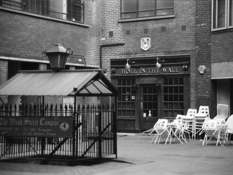 Hole In The Wall London EC2 taken in Feb 1989.. (Pub, External). Published on 12-03-2019