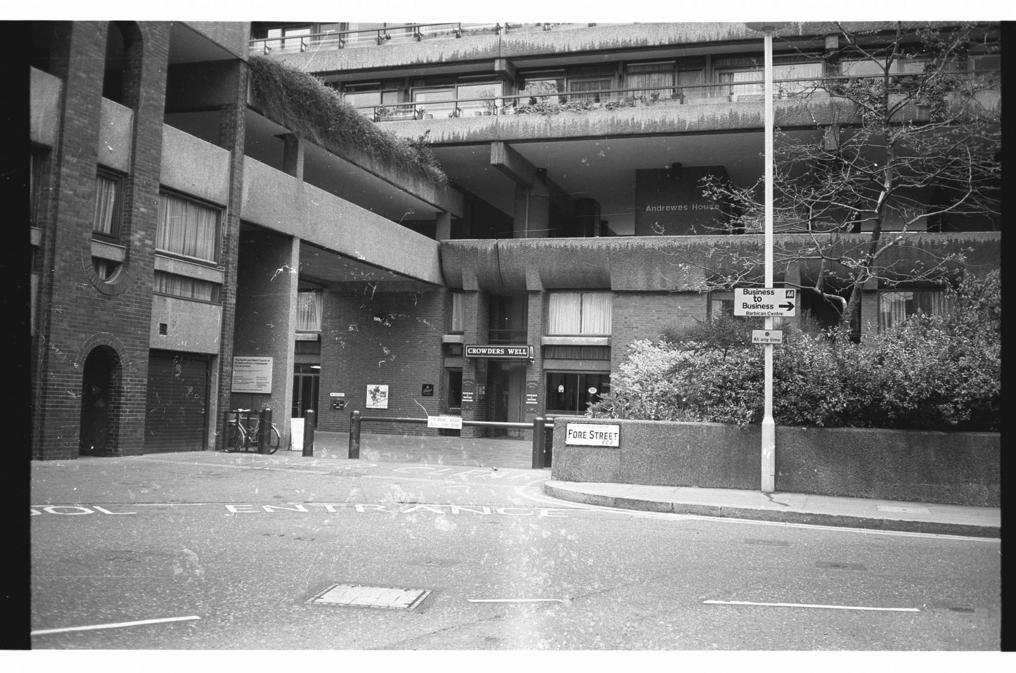 Crowders Well London  July 1985.. (Pub, External). Published on 12-03-2019