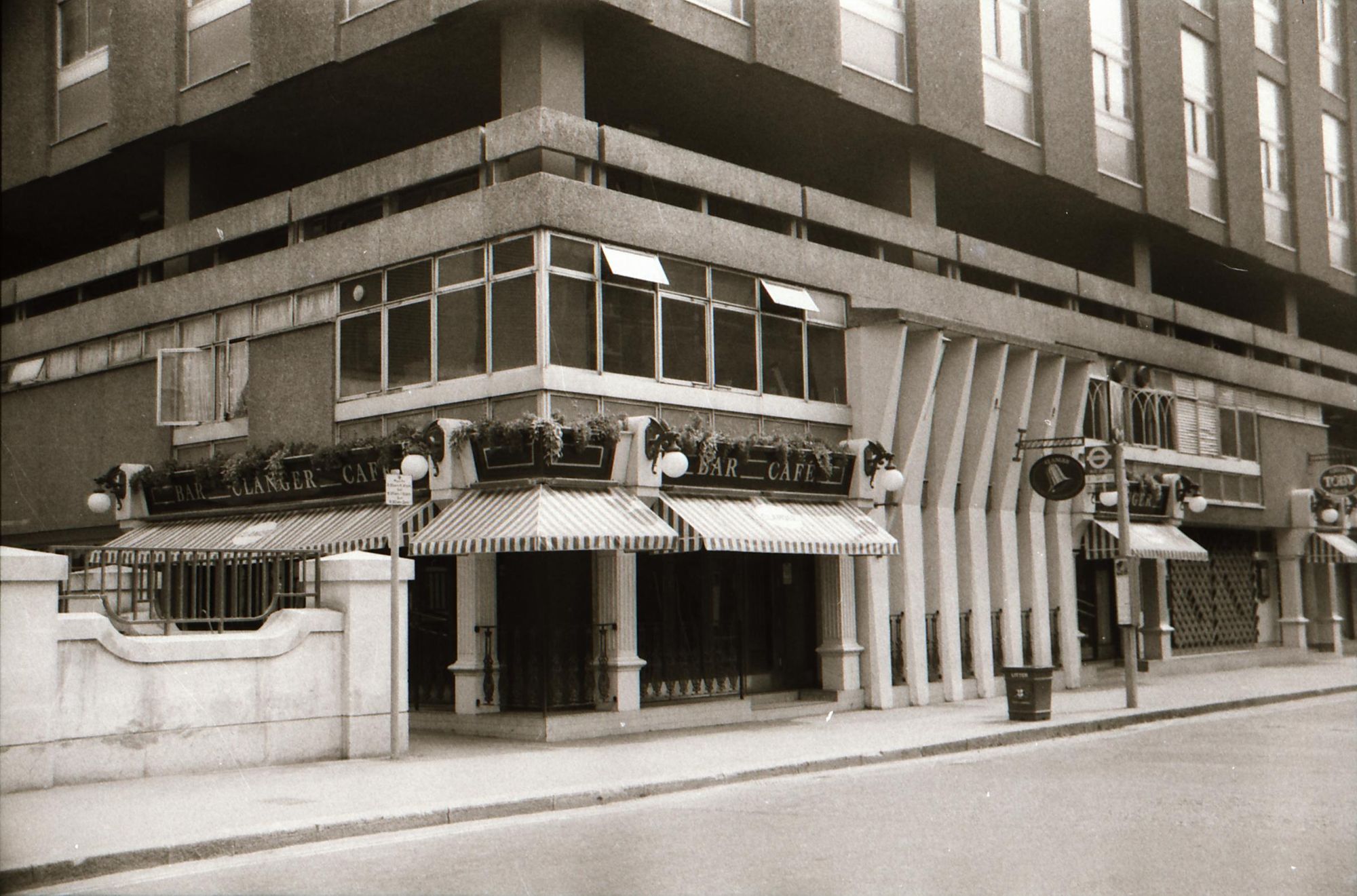 Clanger London EC3 taken in July 1989.. (Pub, External). Published on 12-04-2019