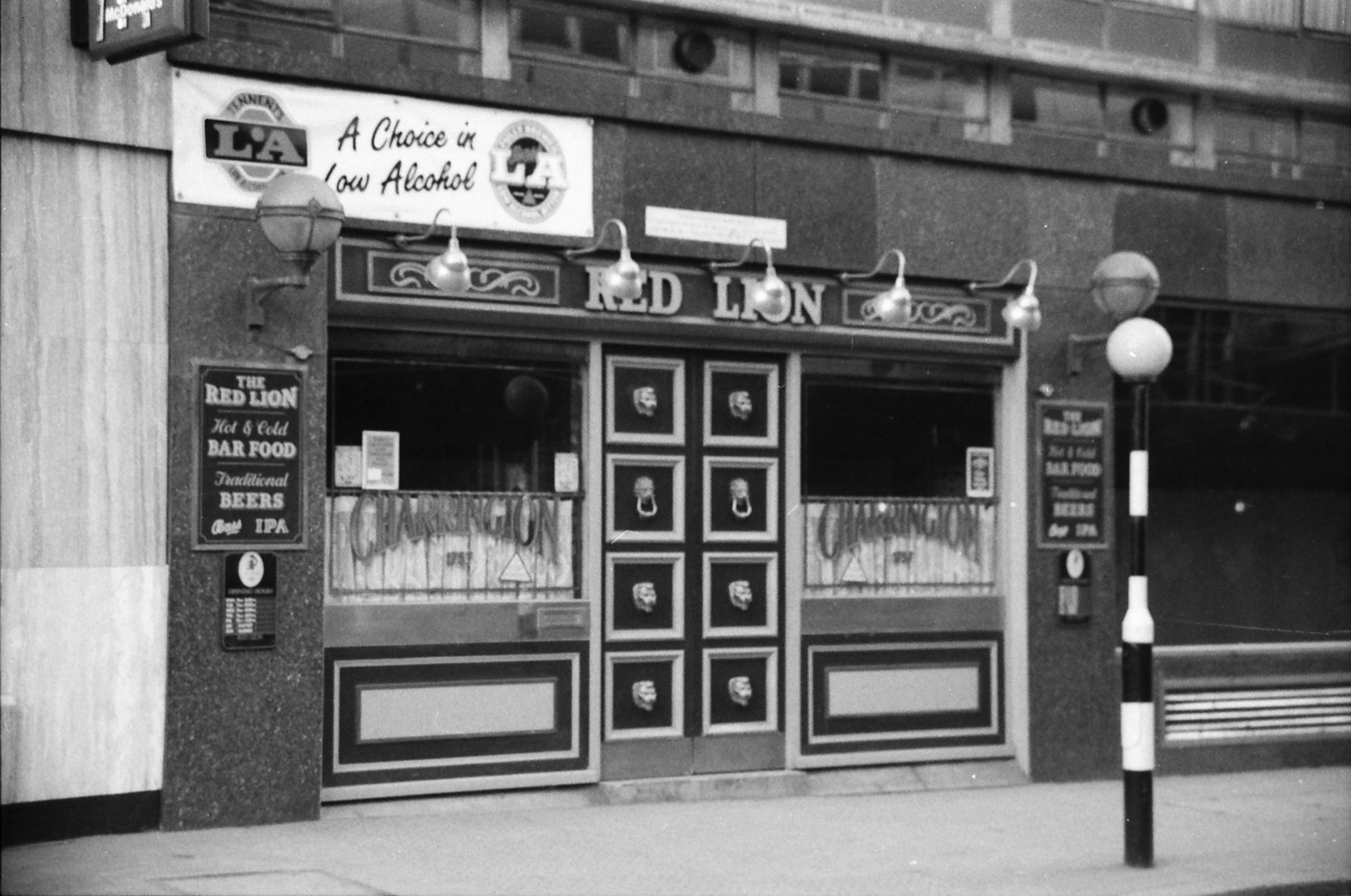 Red Lion Houndsditch London EC3 in 1989.. (Pub, External). Published on 12-04-2019