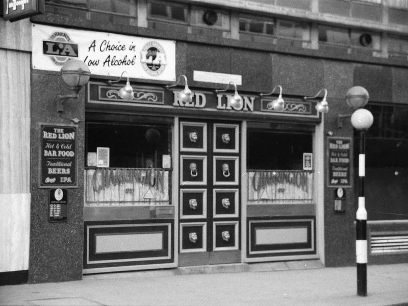 Red Lion Houndsditch London EC3 in 1989.. (Pub, External). Published on 12-04-2019