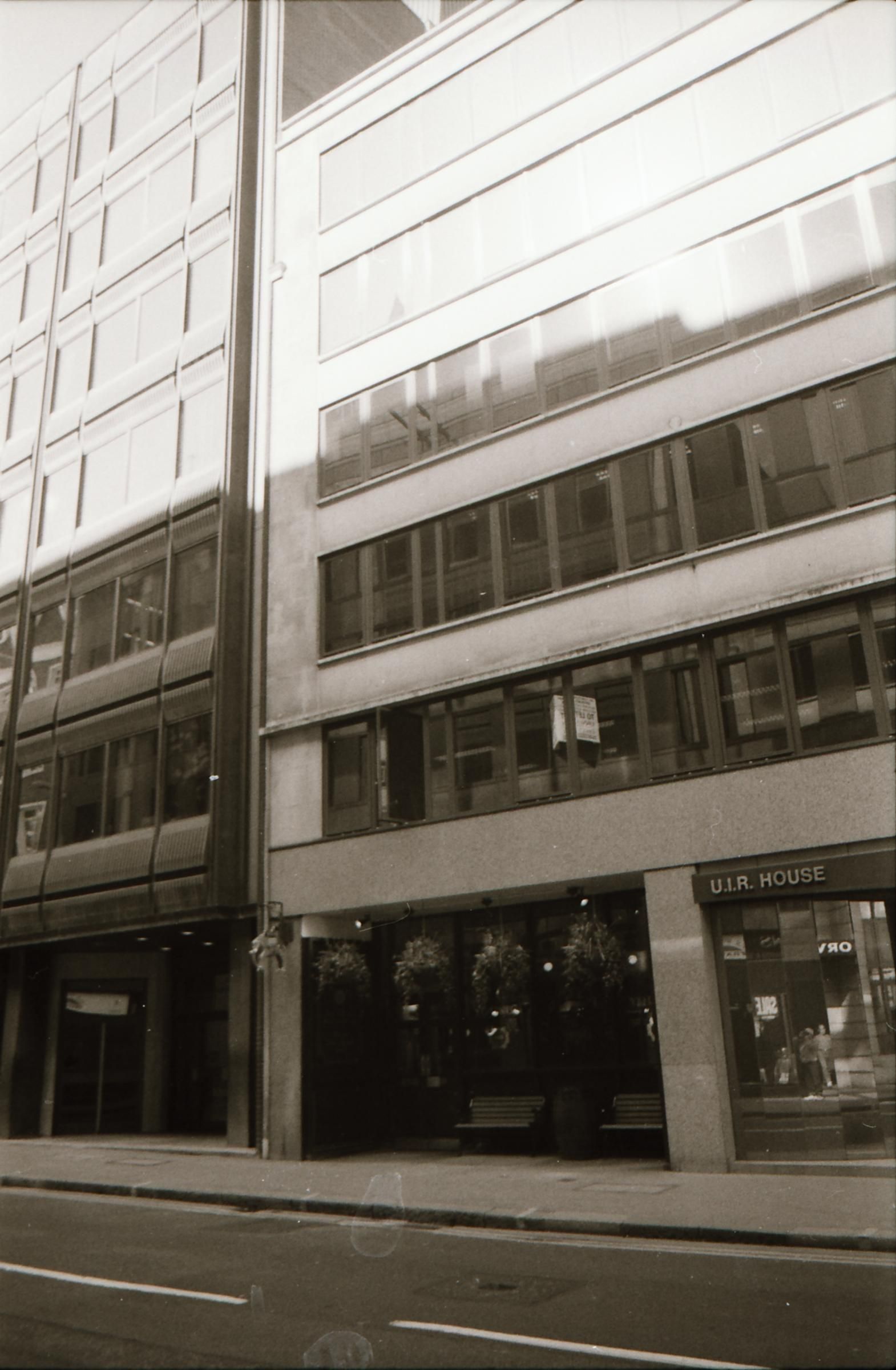 Elephant London EC3 in April 1994.. (Pub, External). Published on 12-04-2019