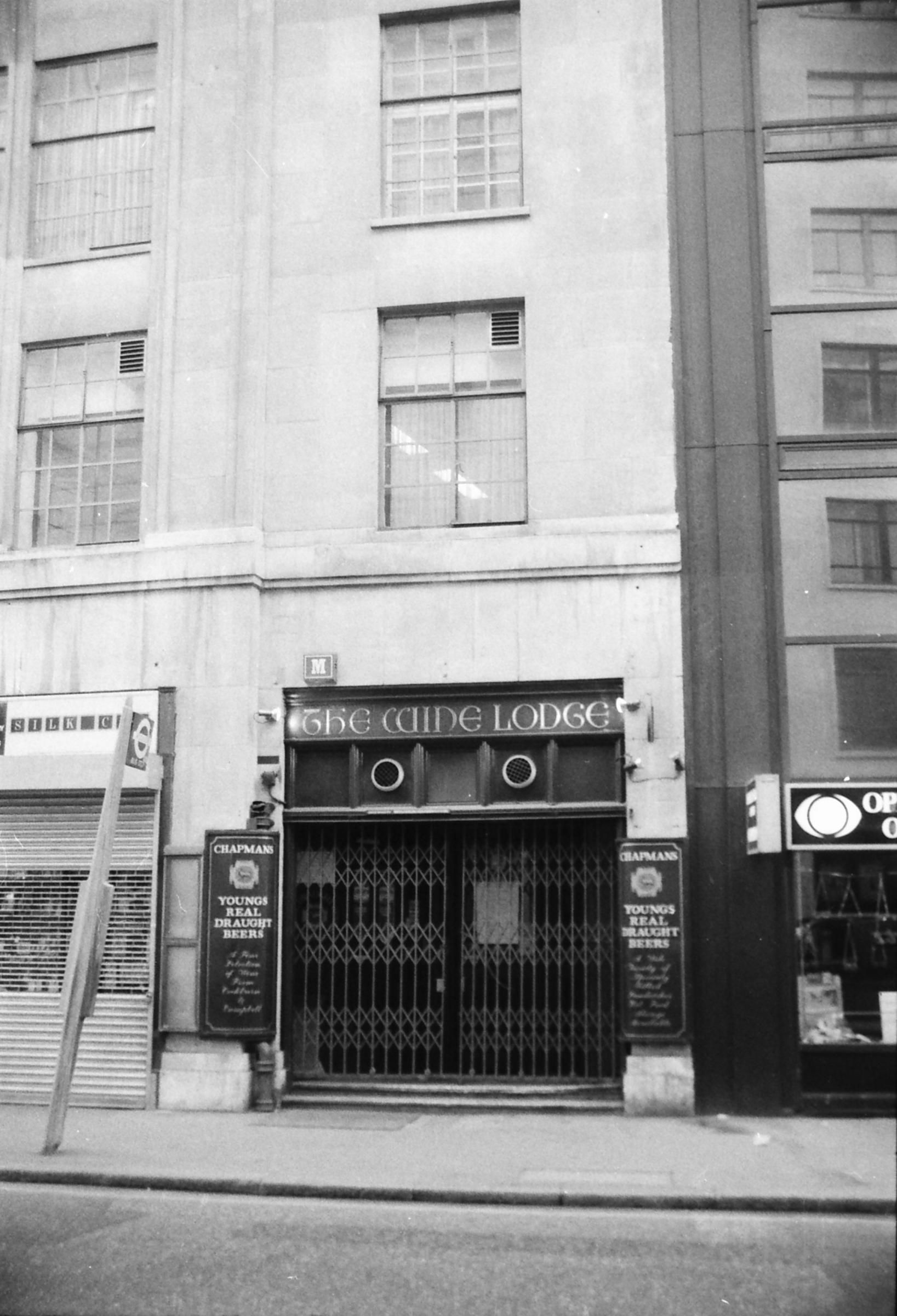 Chapmans Wine Lodge London EC3 taken 10 Dec 1989.. (Pub, External). Published on 12-04-2019