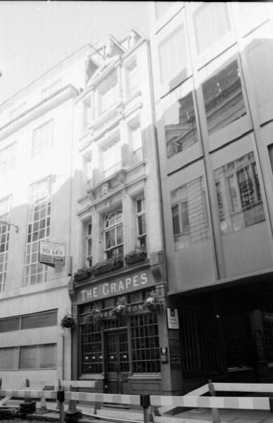 Grapes London EC3 taken in April 1994.. (Pub, External). Published on 29-11-2013