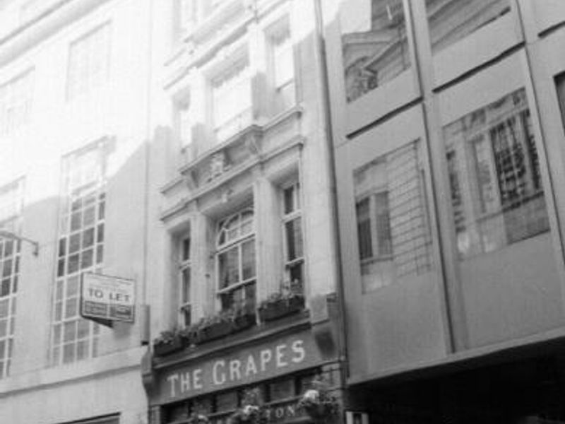 Grapes London EC3 taken in April 1994.. (Pub, External). Published on 29-11-2013 