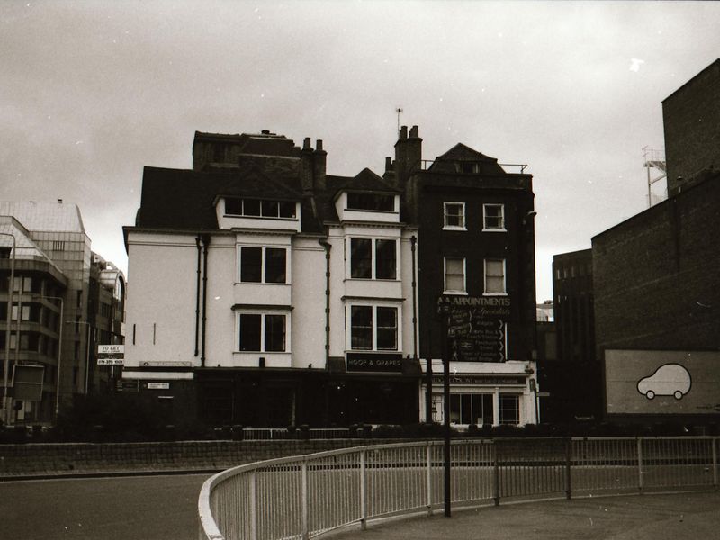 Hoop & grapes London EC3 taken between Dec 1992-Jan 1994.. (Pub, External). Published on 12-04-2019 
