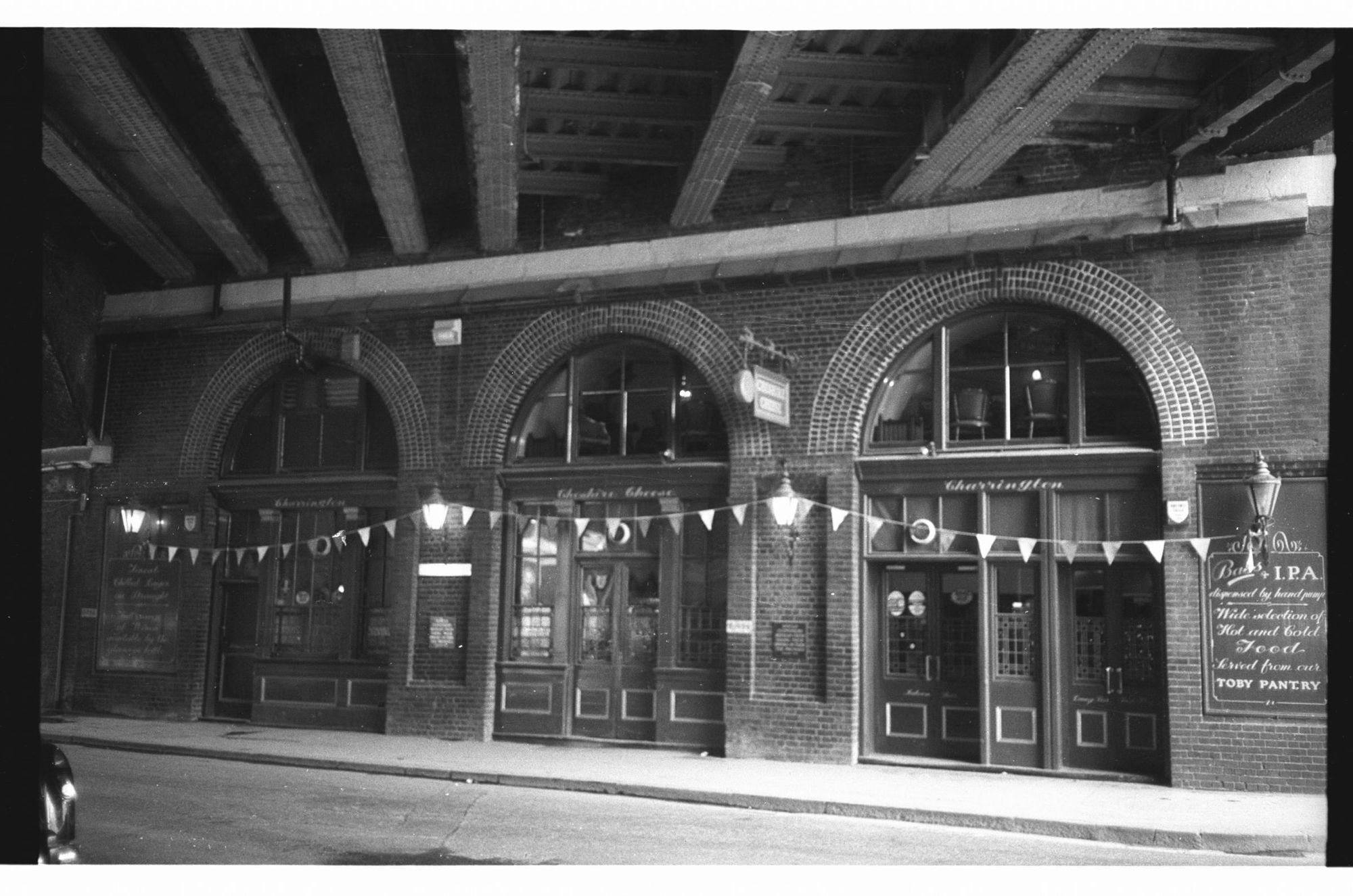 Cheshire Cheese London EC3 taken in July 1985.. (Pub, External). Published on 12-04-2019