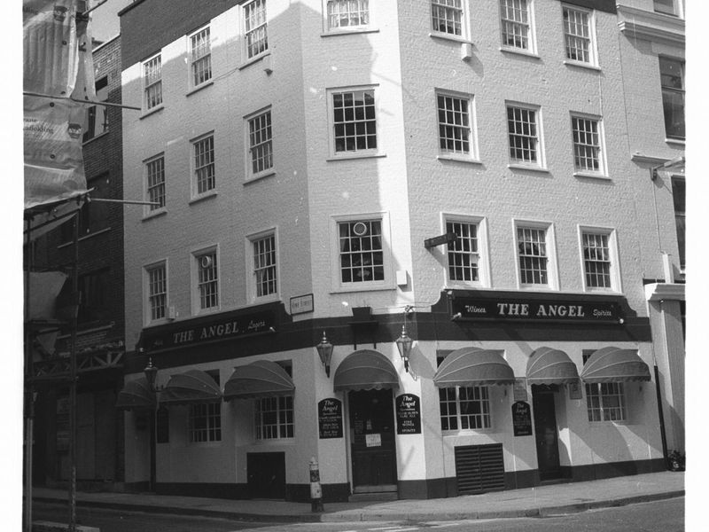 Angel London EC2 in Jul 1985.. (Pub, External). Published on 12-04-2019