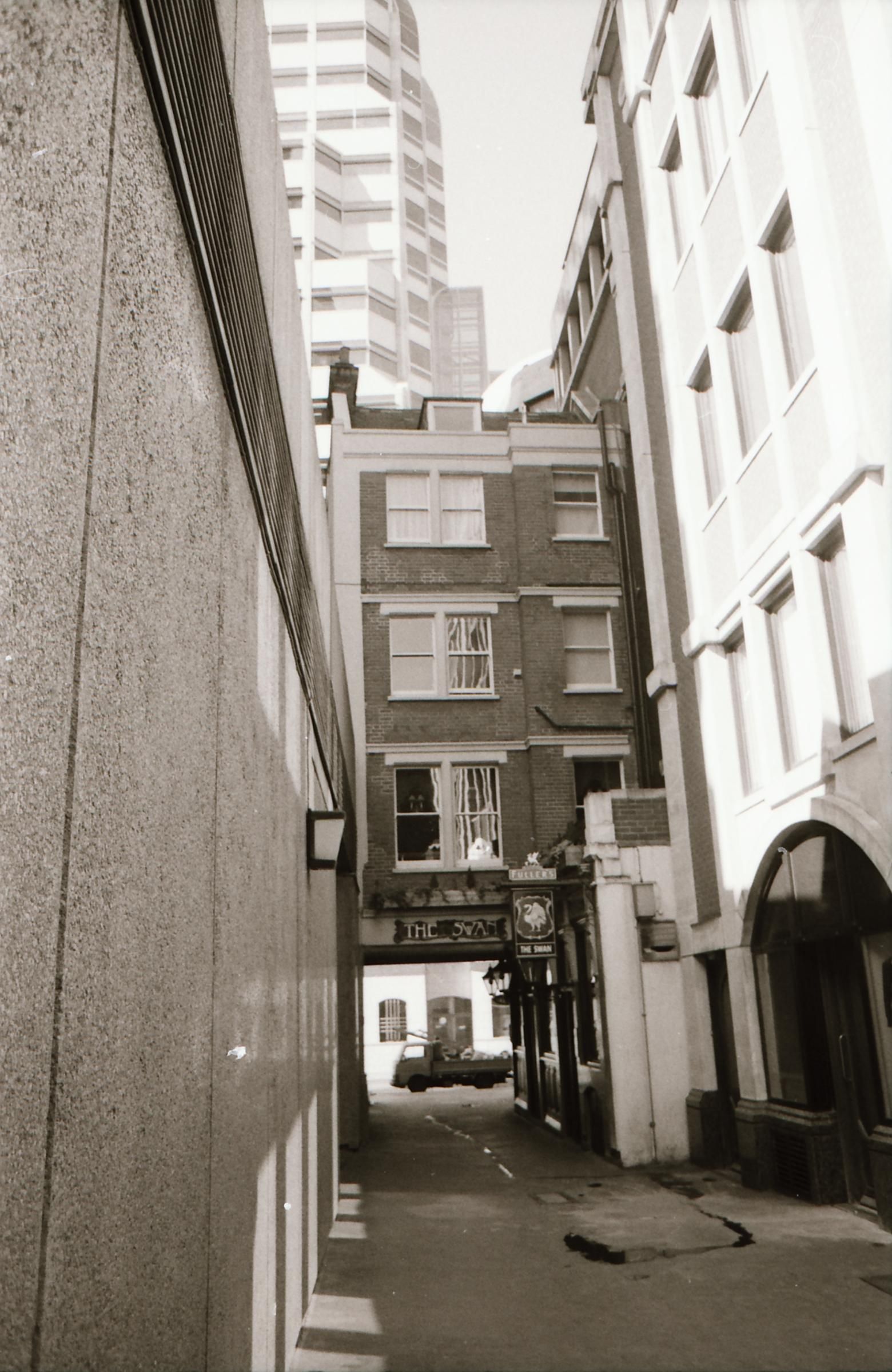 Swan London EC3 in April 1994.. (Pub, External). Published on 12-04-2019