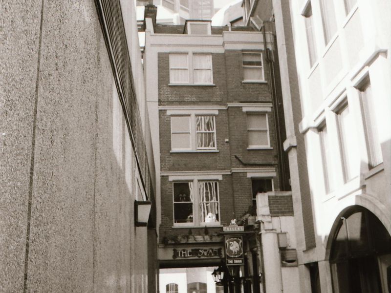 Swan London EC3 in April 1994.. (Pub, External). Published on 12-04-2019
