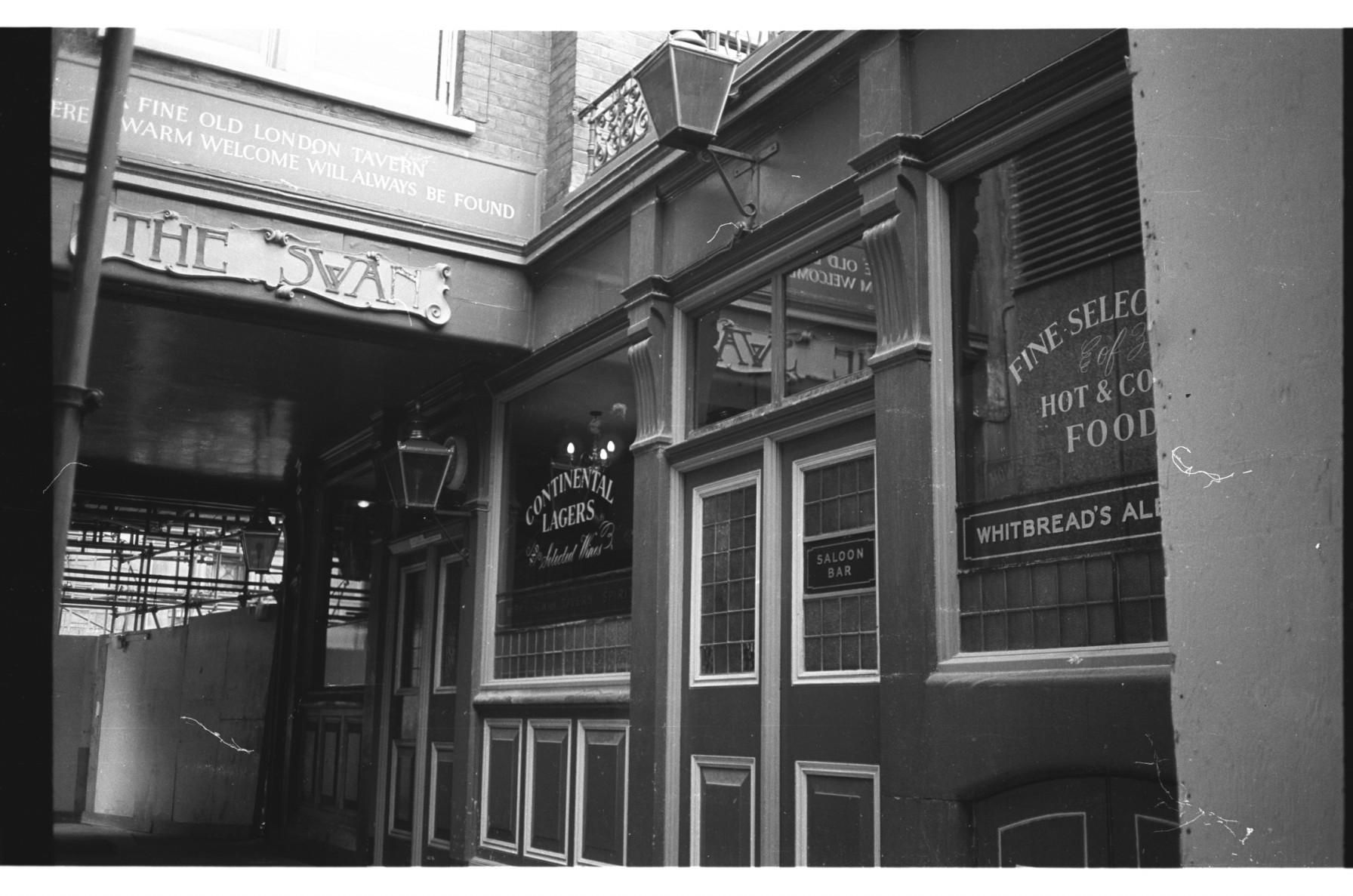 Swan London EC3 taken in July 1985.. (Pub, External). Published on 12-04-2019