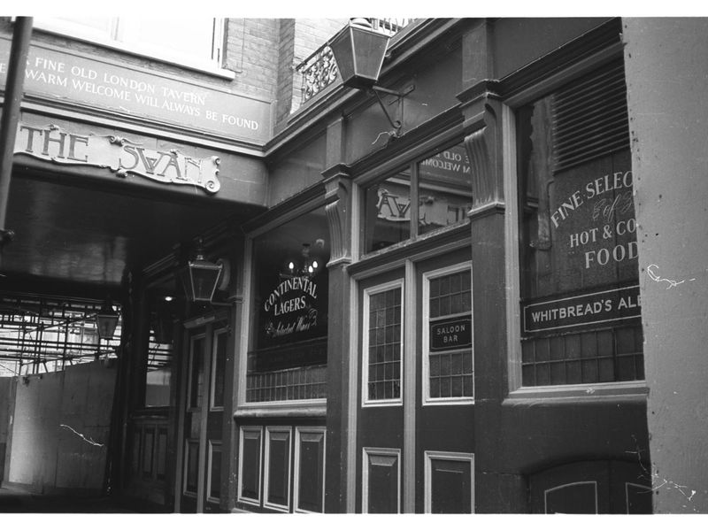 Swan London EC3 taken in July 1985.. (Pub, External). Published on 12-04-2019