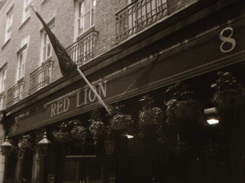 Red Lion Lombard Ct London EC3 taken in April 1994.. (Pub, External). Published on 12-04-2019