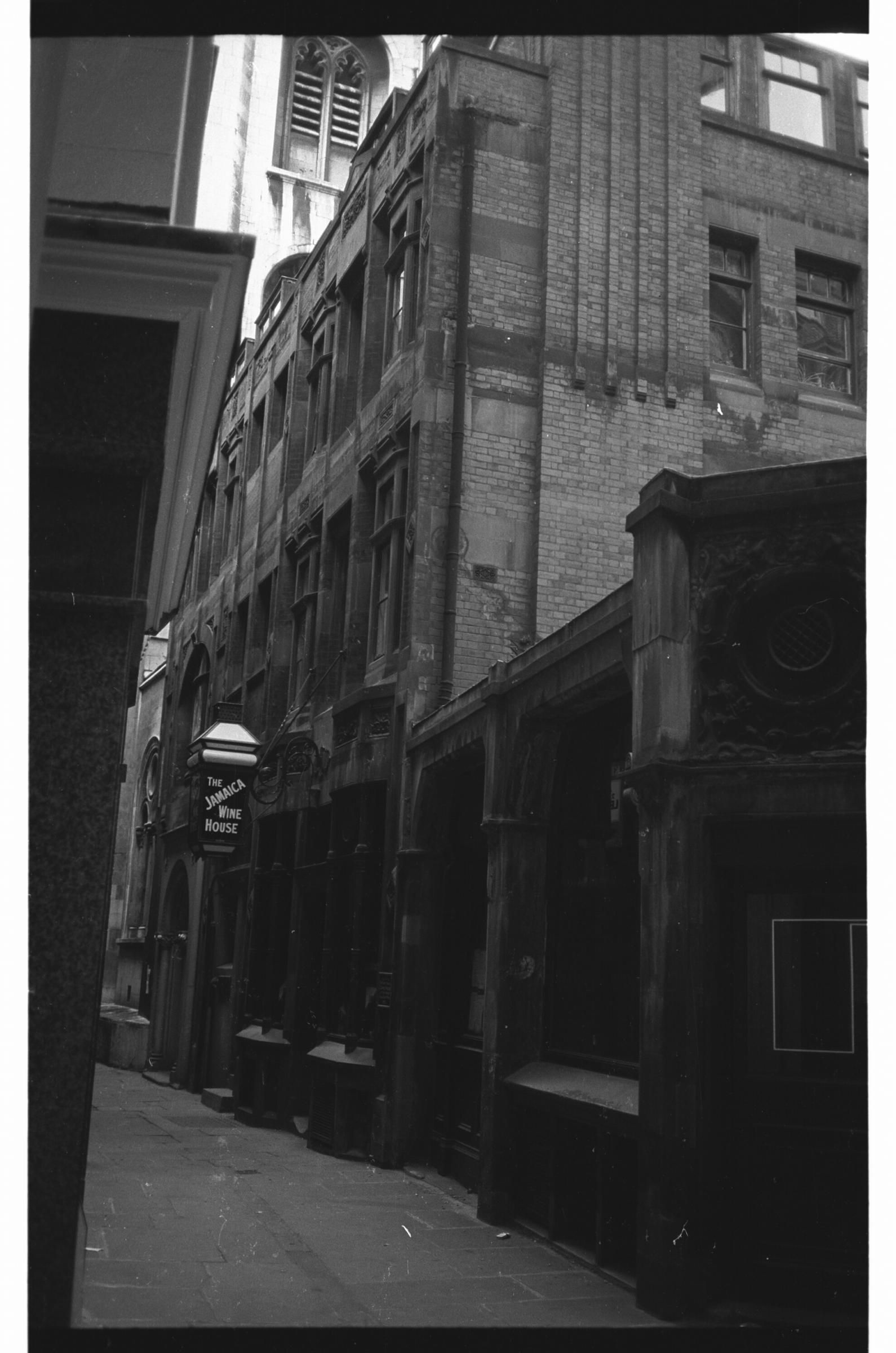 Jamaica Wine House London EC3 in July 1985.. (Pub, External). Published on 12-04-2019