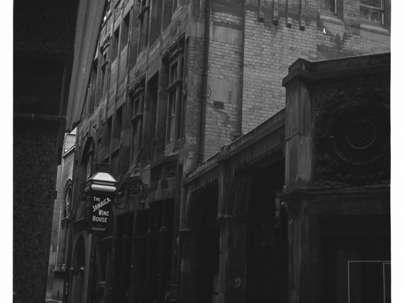 Jamaica Wine House London EC3 in July 1985.. (Pub, External). Published on 12-04-2019 