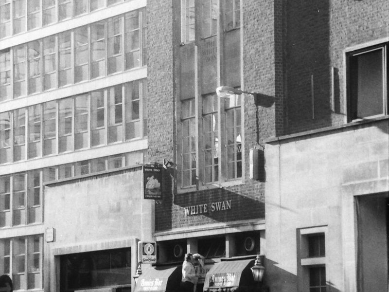 White Swan London EC4 taken 10 Dec 1988.. (Pub, External). Published on 12-04-2019