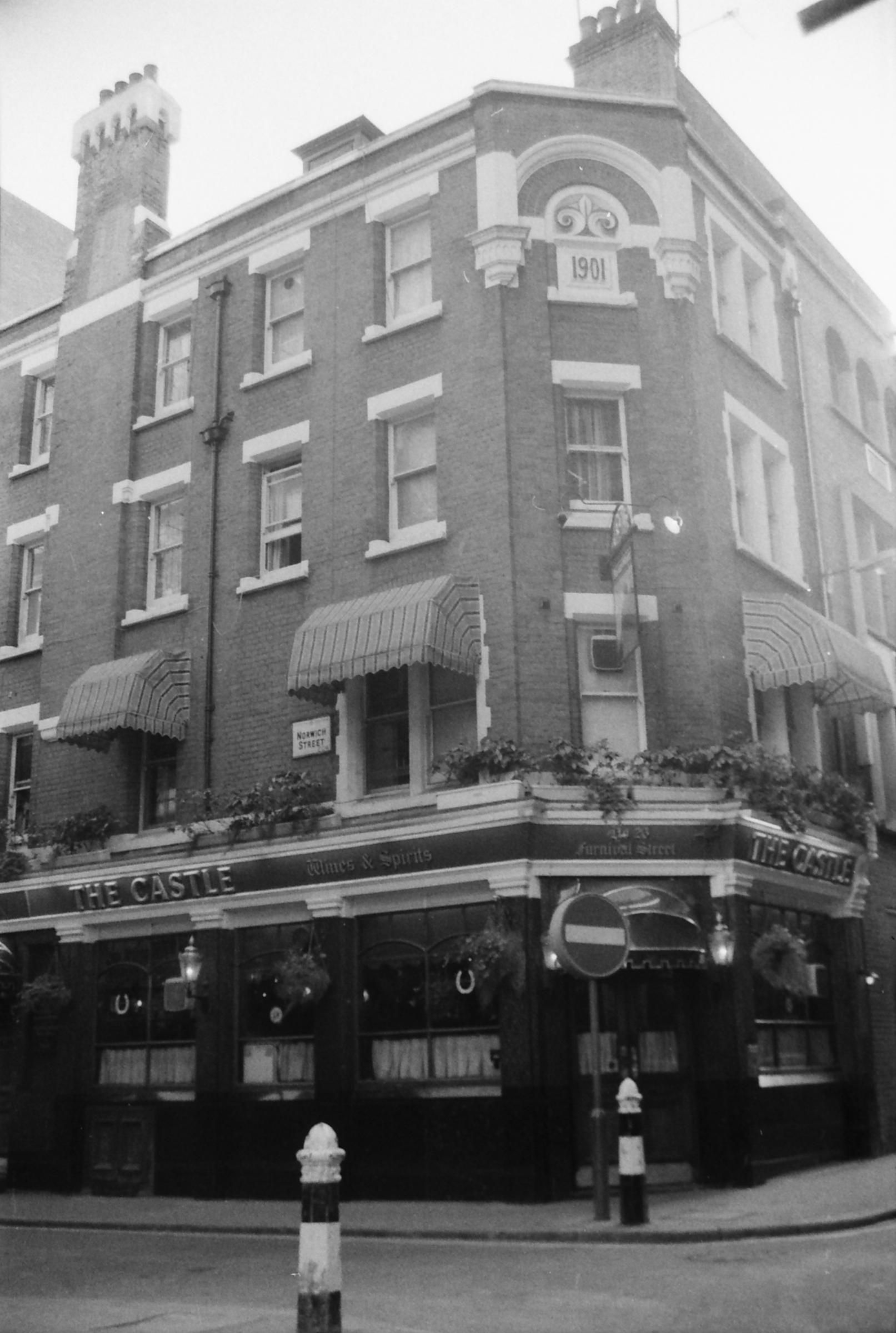Castle London EC4 taken 10 Dec 1988.. (Pub, External). Published on 12-04-2019