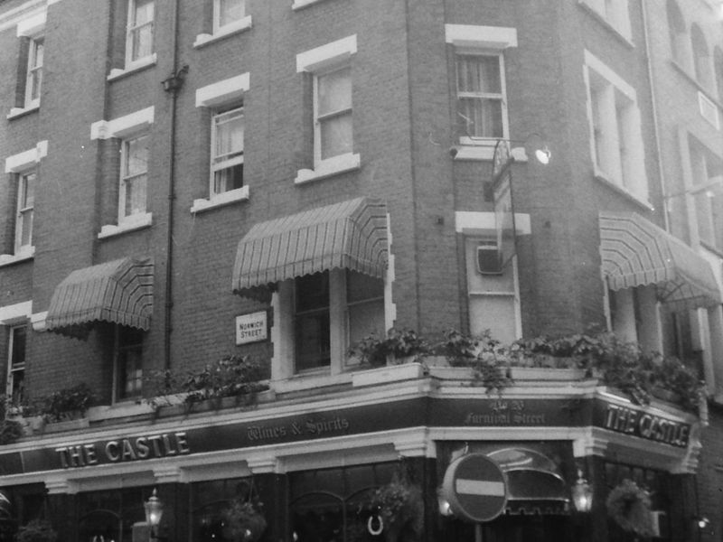 Castle London EC4 taken 10 Dec 1988.. (Pub, External). Published on 12-04-2019