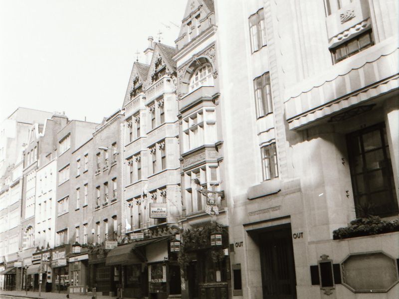King & Keys London EC4 in April 1994 with the Ye Olde Cheshire C. (Pub, External). Published on 12-04-2019