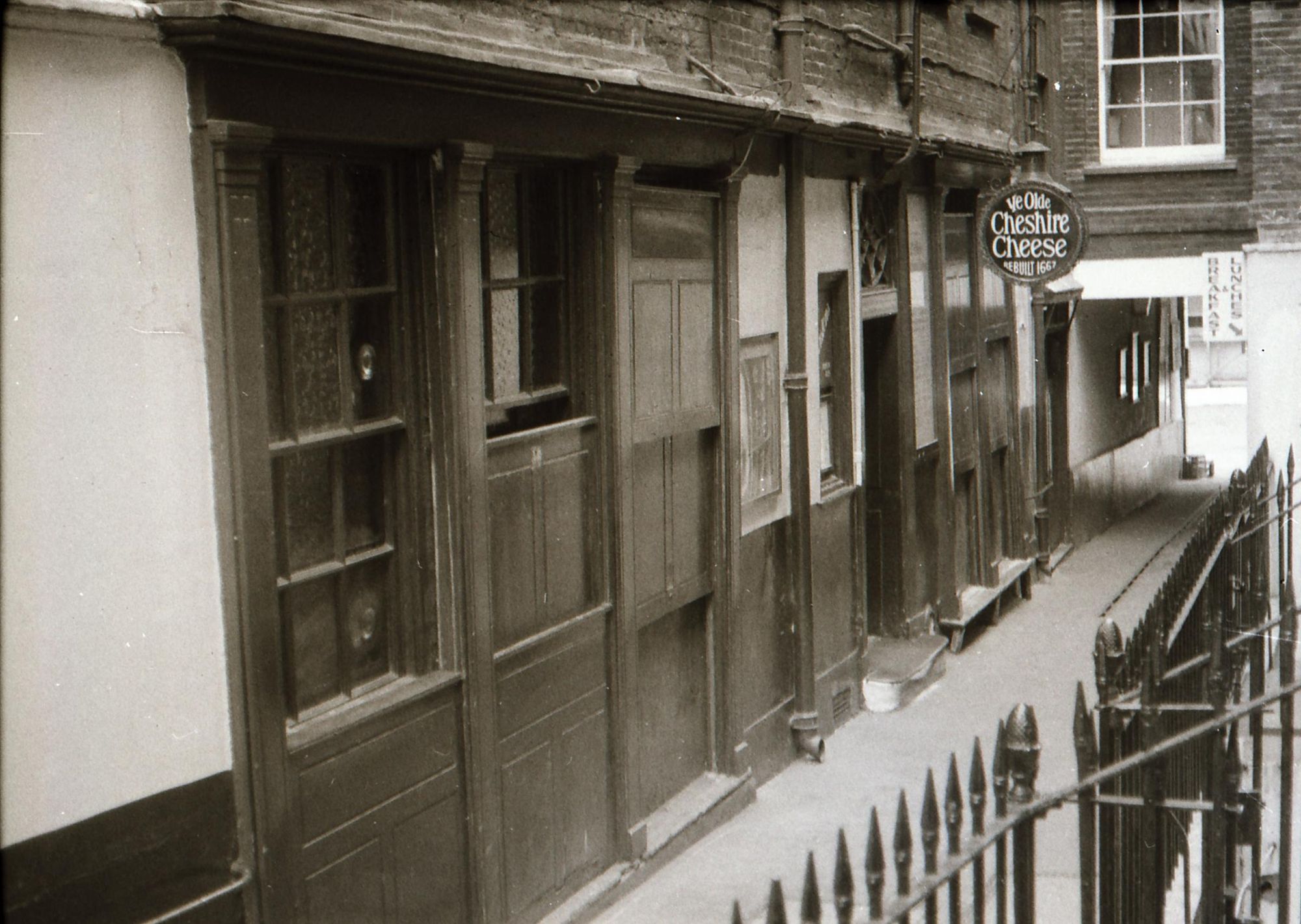 Ye Olde Cheshire Cheese London EC4 taken in mid 1985.. (Pub, External). Published on 12-04-2019