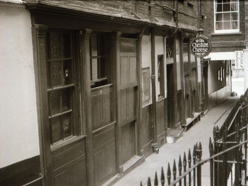 Ye Olde Cheshire Cheese London EC4 taken in mid 1985.. (Pub, External). Published on 12-04-2019 