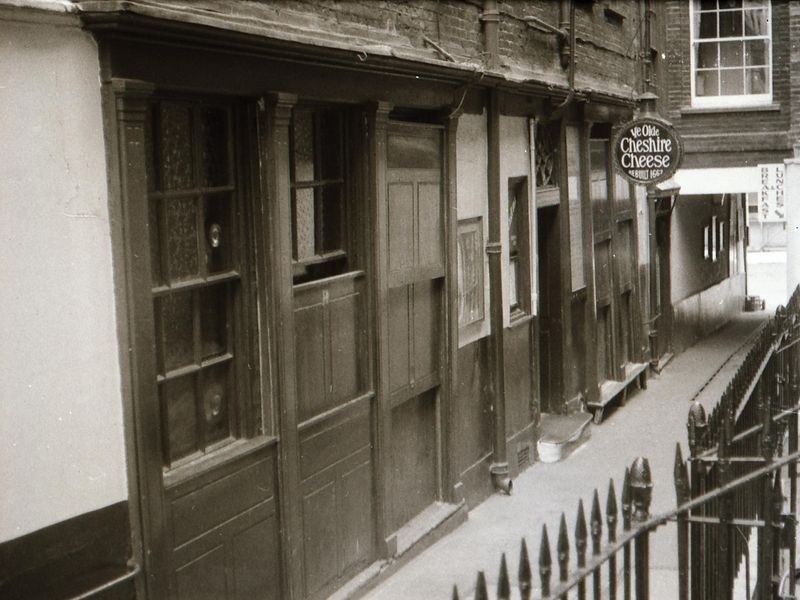 Ye Olde Cheshire Cheese London EC4 taken in mid 1985.. (Pub, External). Published on 12-04-2019