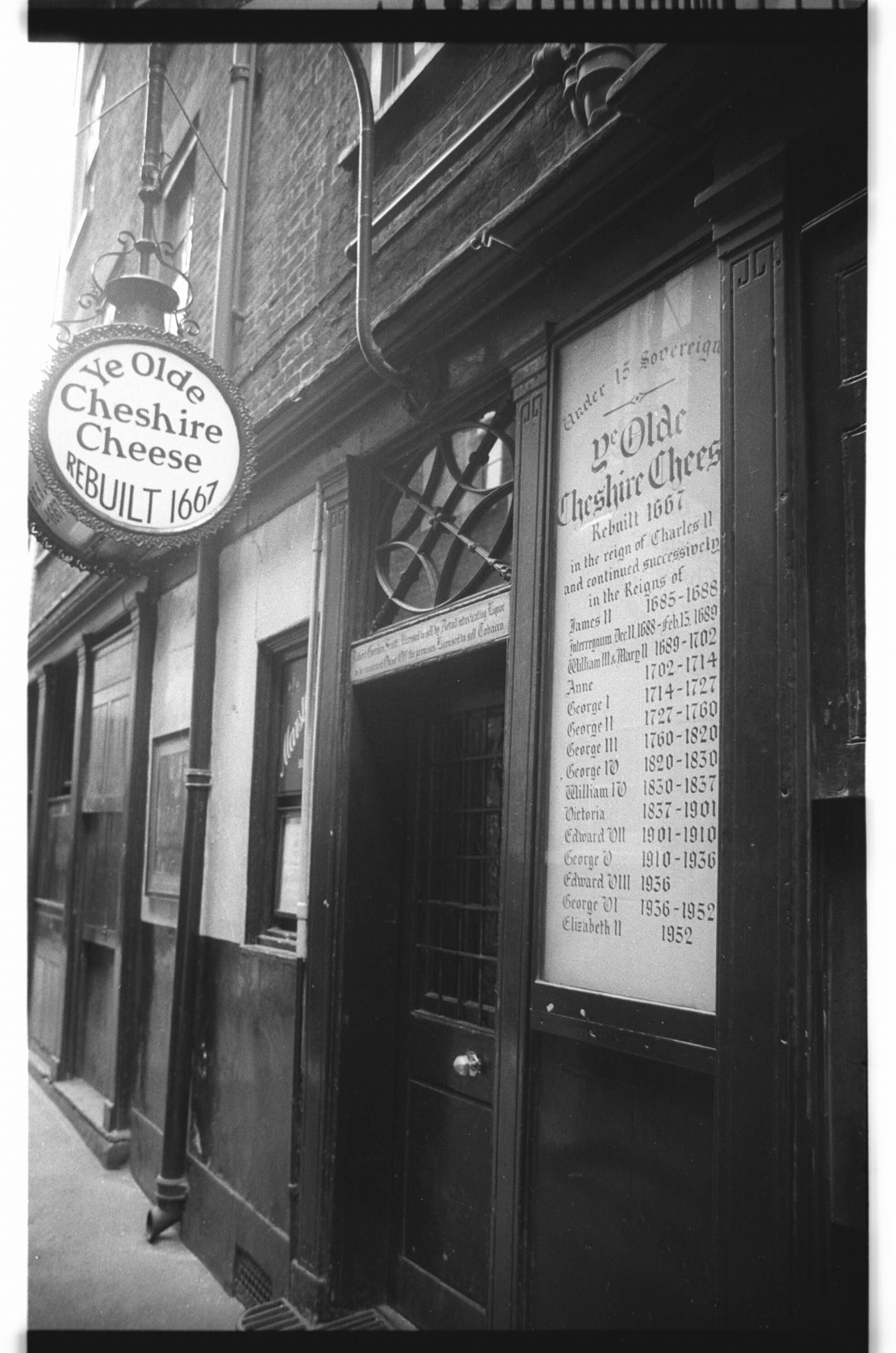 Ye Olde Cheshire Cheese London EC4 taken 2 July 1985.. (Pub, External). Published on 12-04-2019