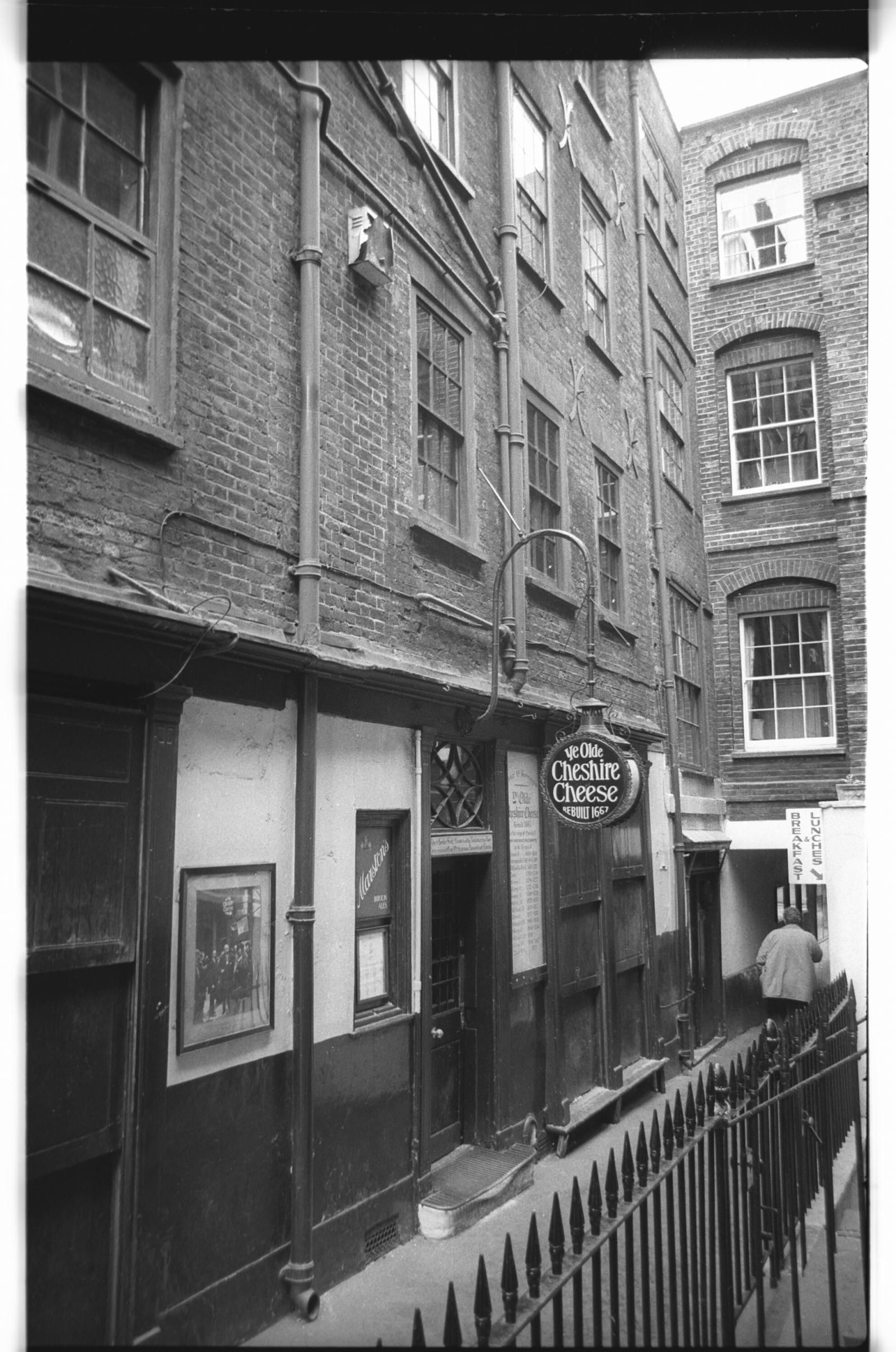 Ye Olde Cheshire Cheese London EC4 taken 1 July 1985.. (Pub, External). Published on 12-04-2019