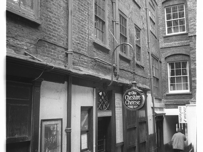 Ye Olde Cheshire Cheese London EC4 taken 1 July 1985.. (Pub, External). Published on 12-04-2019 