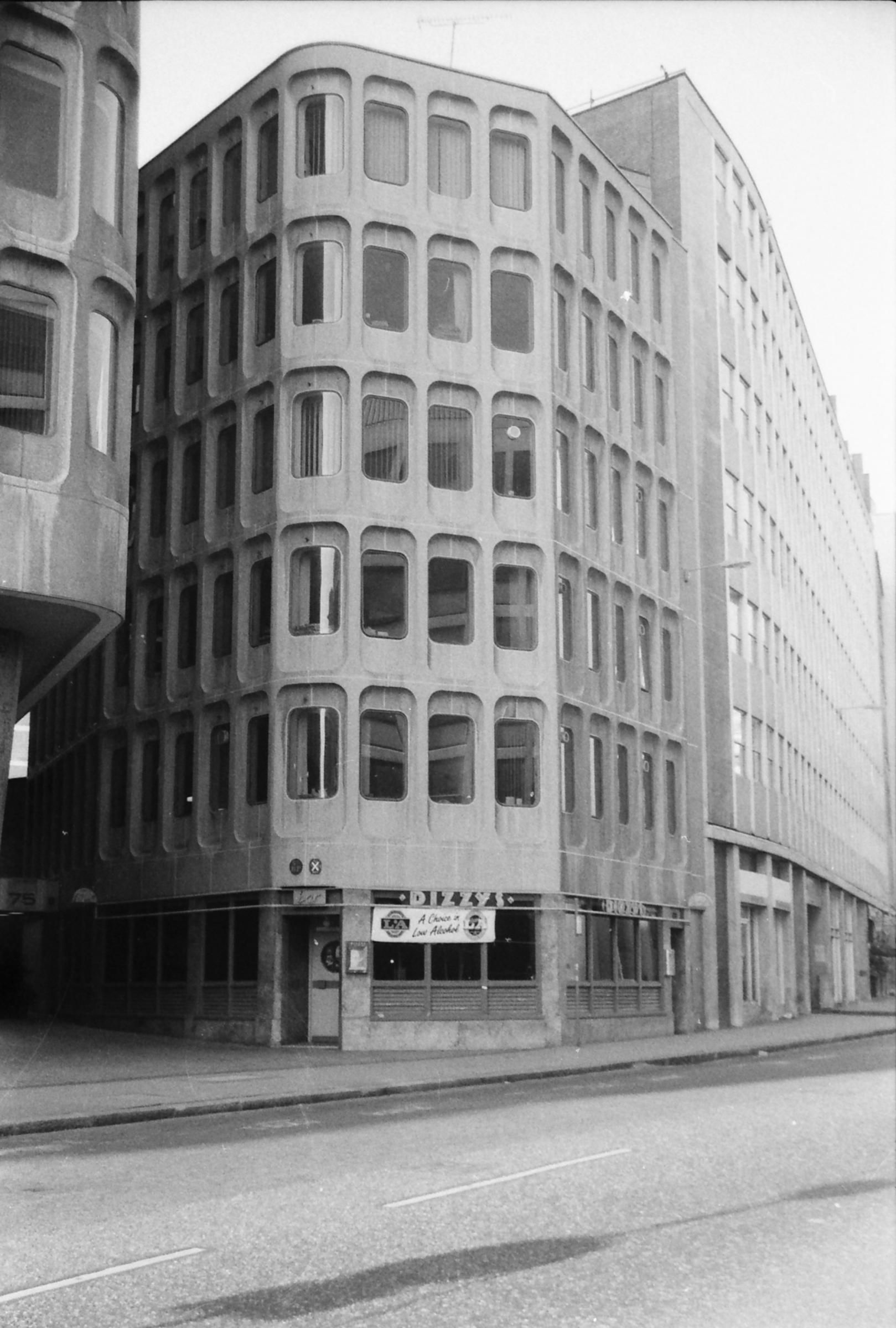 Dizzys London EC4 taken 10 Dec 1988.. (Pub, External). Published on 12-04-2019