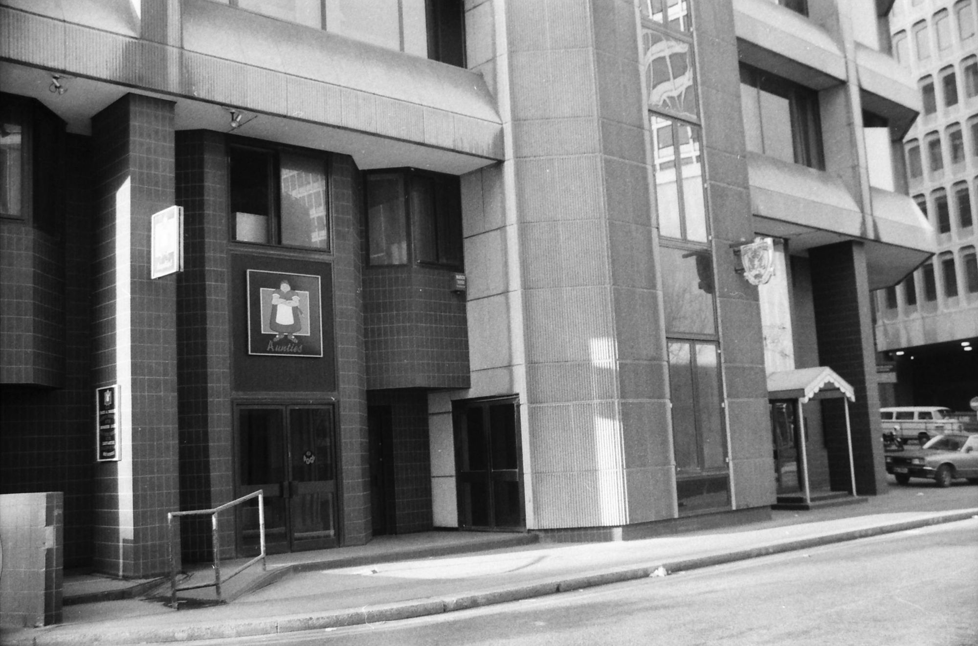 Cartoonist/Aunties London EC4 taken 10 Dec 1988.. (Pub, External). Published on 13-04-2019