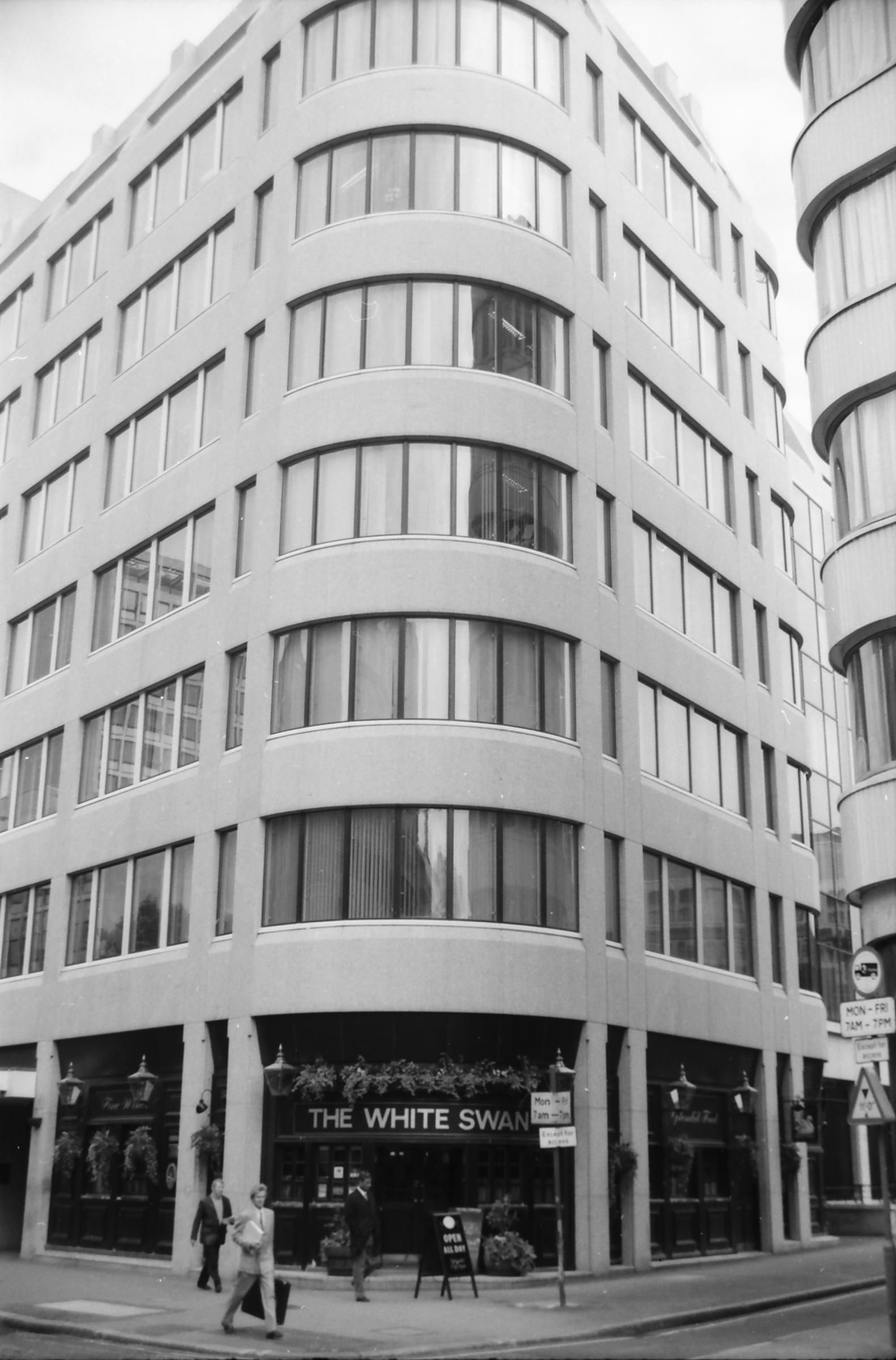 White Swan Farringdon St London EC4 taken in Oct 1988.. (Pub, External). Published on 12-04-2019