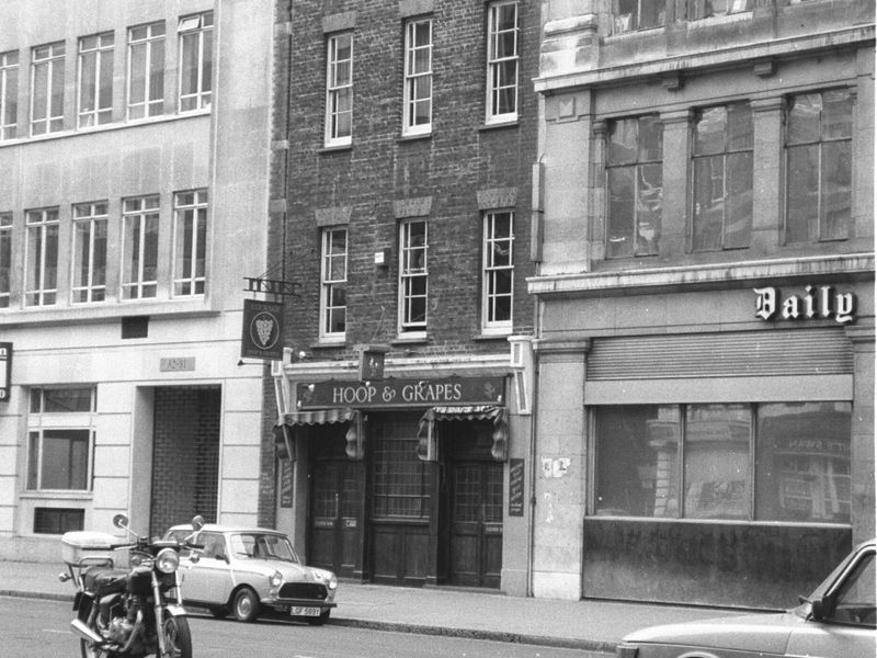 Hoop & Grapes London EC4 taken in 1985.. (Pub, External). Published on 12-04-2019