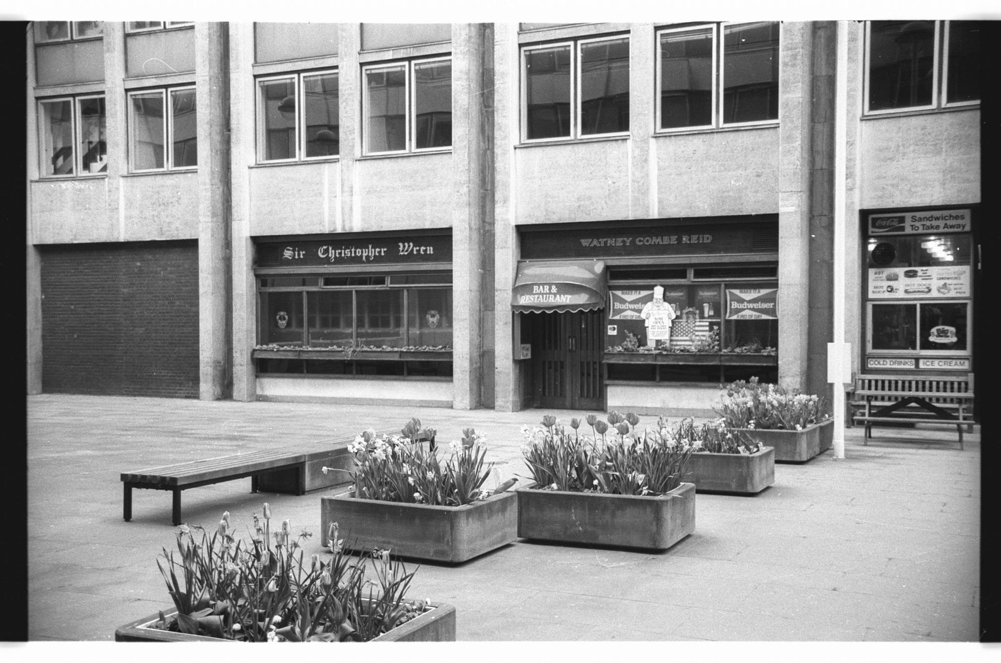 Sir Christopher Wren London EC4 taken in July 1985.. (Pub, External). Published on 12-04-2019