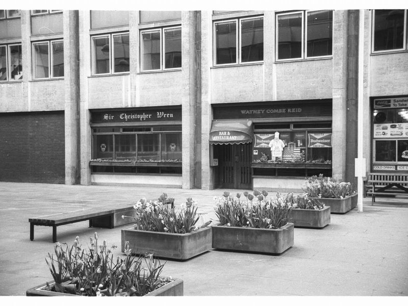 Sir Christopher Wren London EC4 taken in July 1985.. (Pub, External). Published on 12-04-2019 