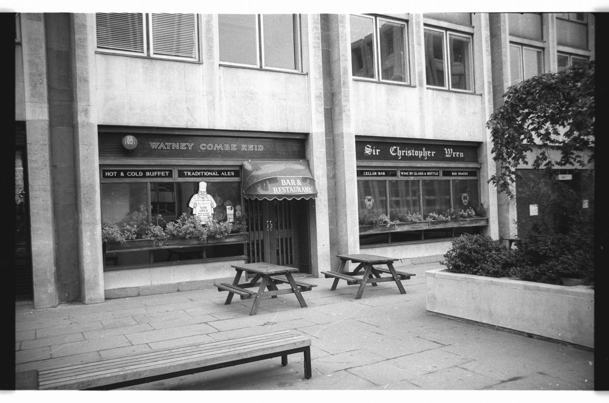 Sir Christopher Wren London EC4 taken in July 1985.. (Pub, External). Published on 12-04-2019