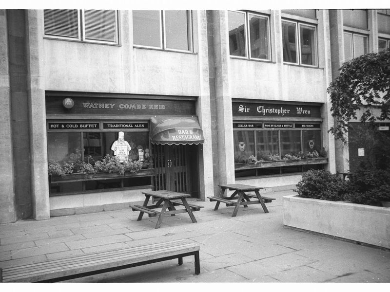 Sir Christopher Wren London EC4 taken in July 1985.. (Pub, External). Published on 12-04-2019 