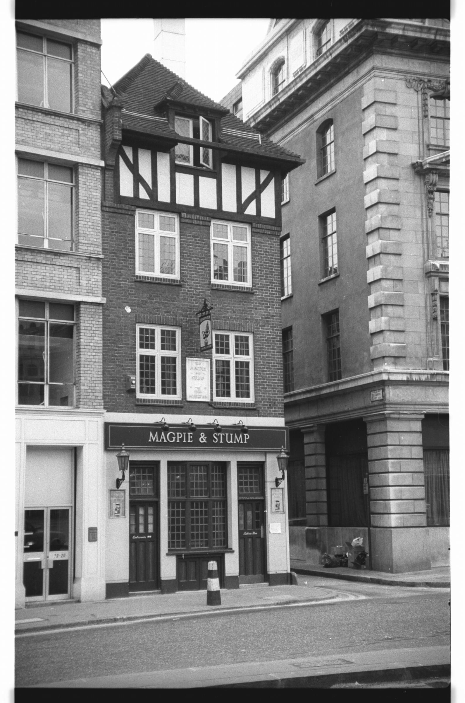 Magpie & Stump London EC4 taken in July 1985.. (Pub, External). Published on 12-04-2019