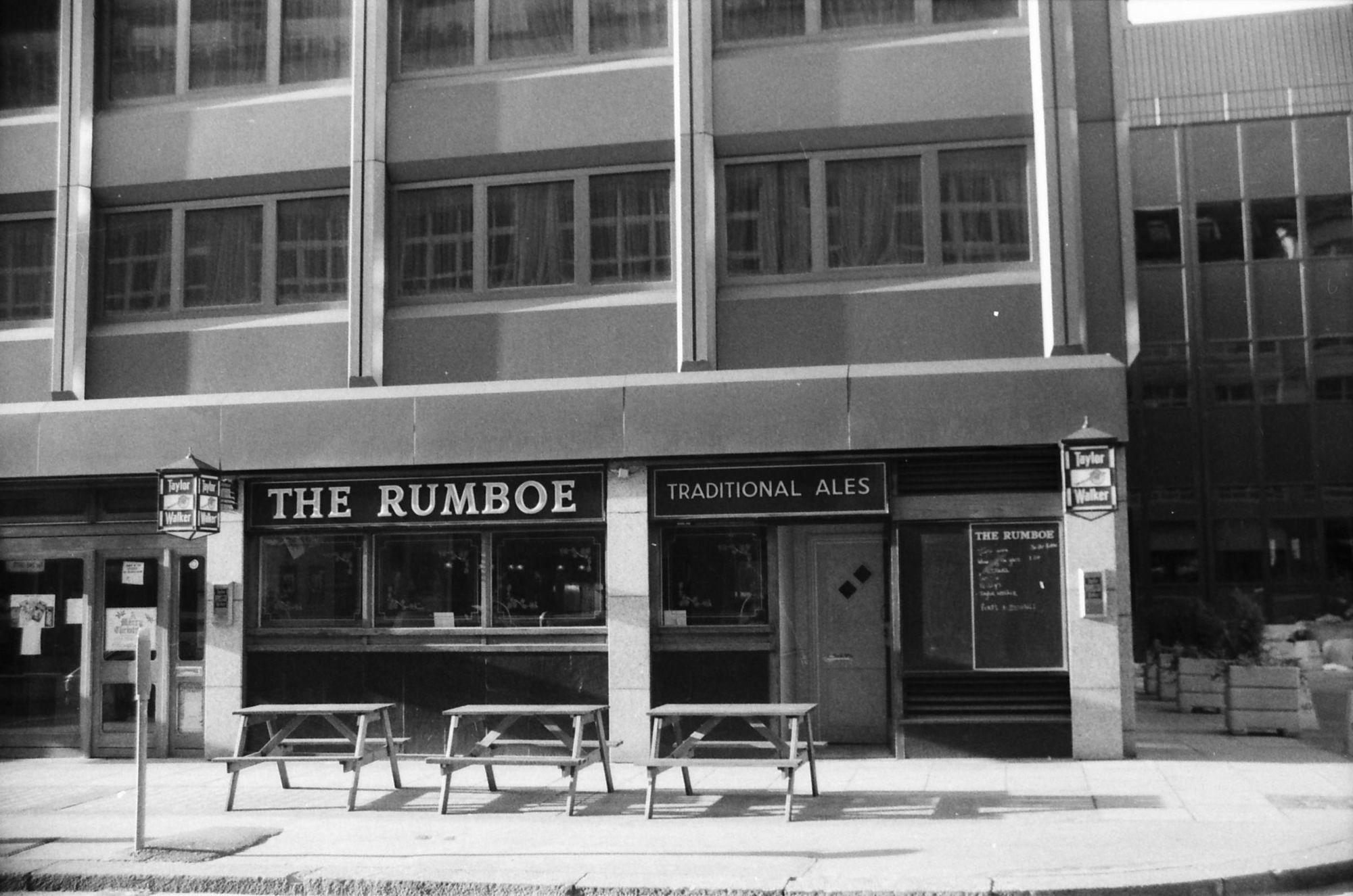 Rumboe London EC4 taken 10 Dec 1988.. (Pub, External). Published on 13-04-2019