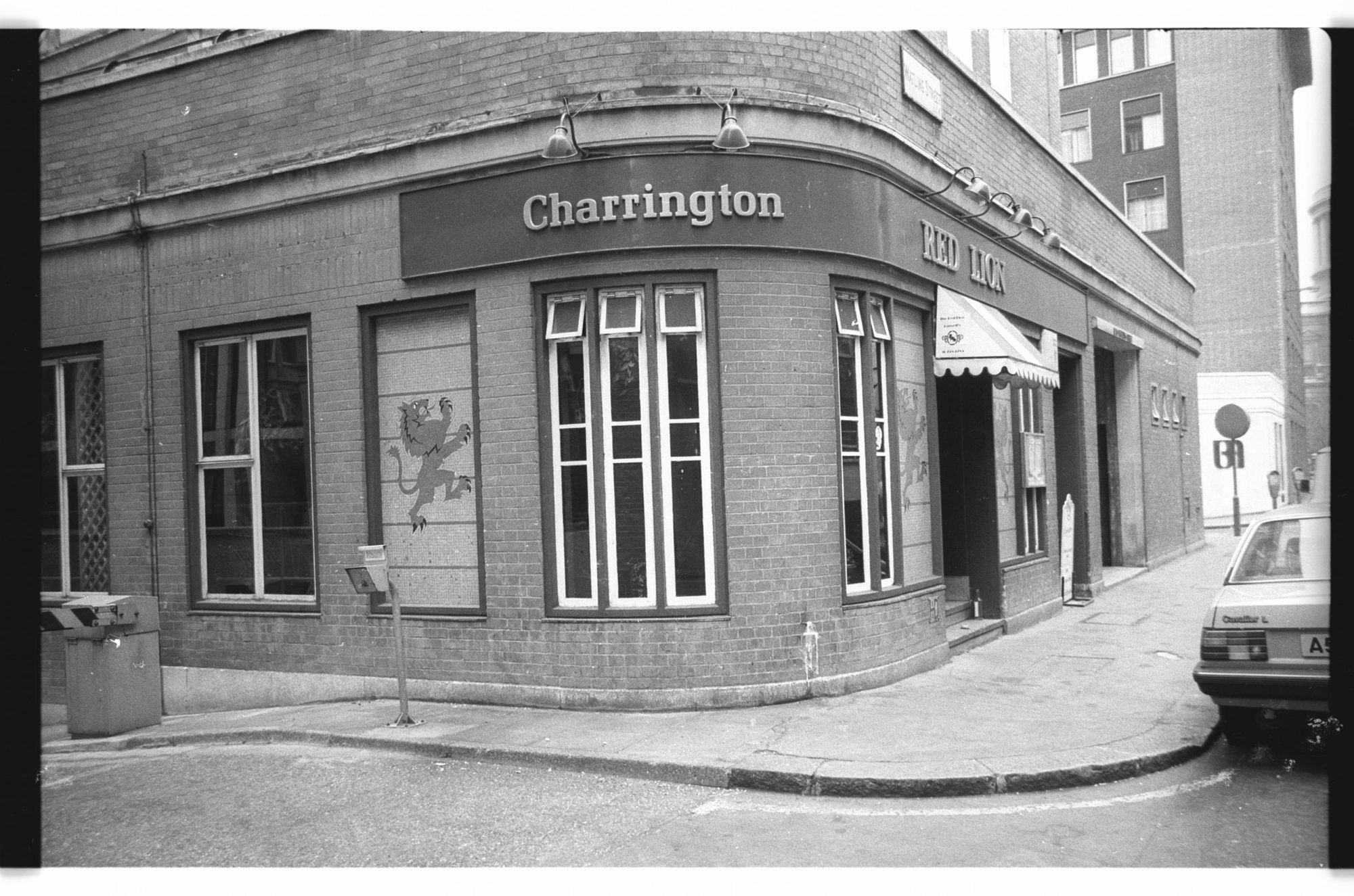 Red Lion London EC4 taken in July 1985.. (Pub, External). Published on 12-04-2019