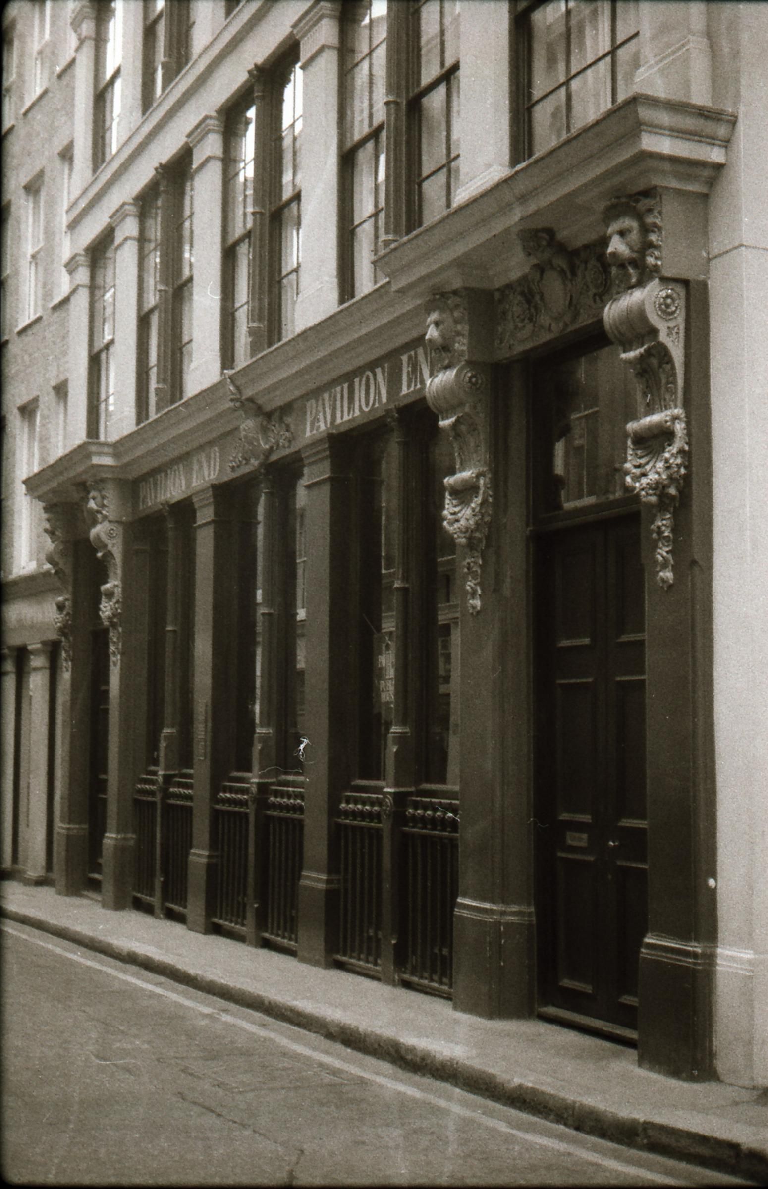 Pavillion End London EC4 taken in mid July 1985.. (Pub, External). Published on 12-04-2019